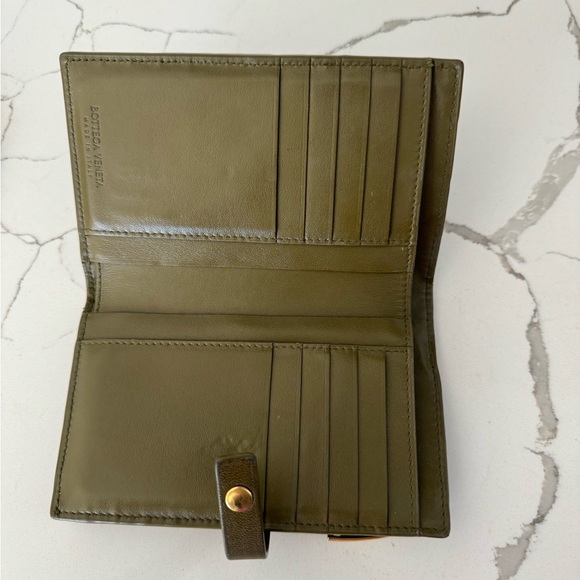 Bottega Veneta IN BOX FULL INCLUSION with crossbody strap $599 - Picture 4 of 6